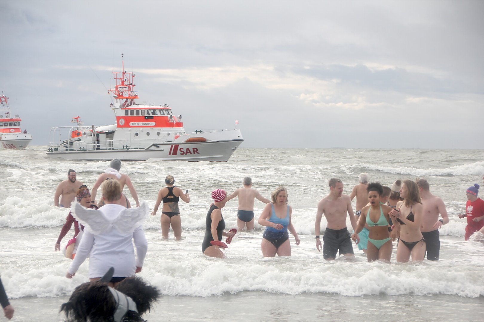 Verschobenes Neujahrsbaden auf Borkum - Bild 13