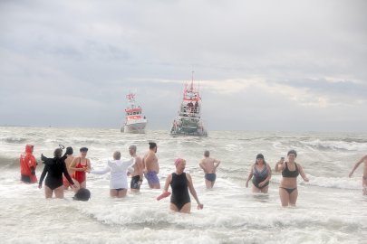 Verschobenes Neujahrsbaden auf Borkum - Bild 15