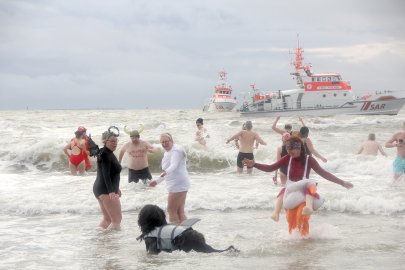 Verschobenes Neujahrsbaden auf Borkum - Bild 28