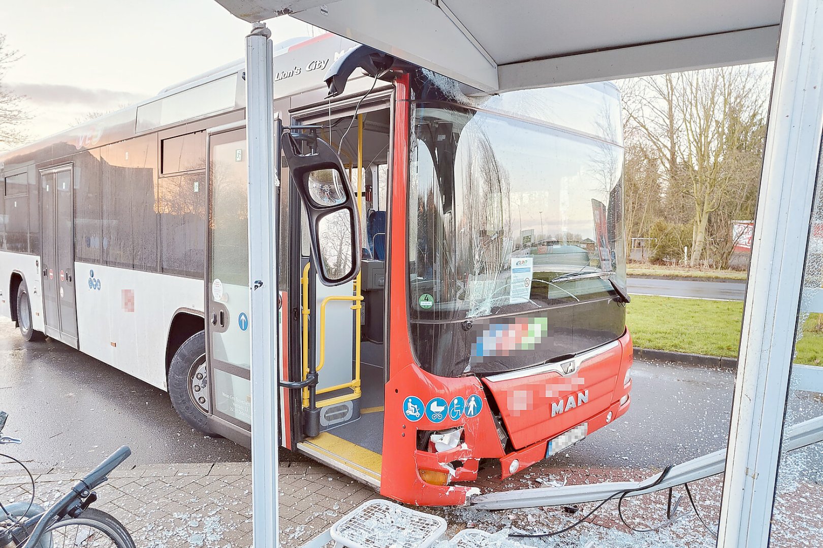 Schulbus rutsche in Haltestelle in Hinte - Bild 1