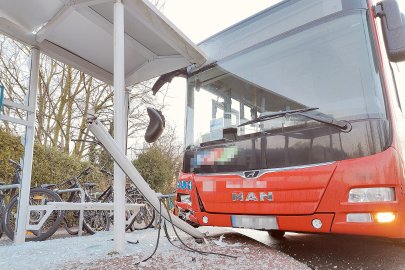 Schulbus rutsche in Haltestelle in Hinte - Bild 2