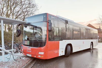 Schulbus rutsche in Haltestelle in Hinte - Bild 3