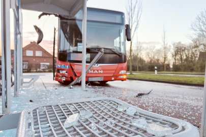 Schulbus rutsche in Haltestelle in Hinte - Bild 4