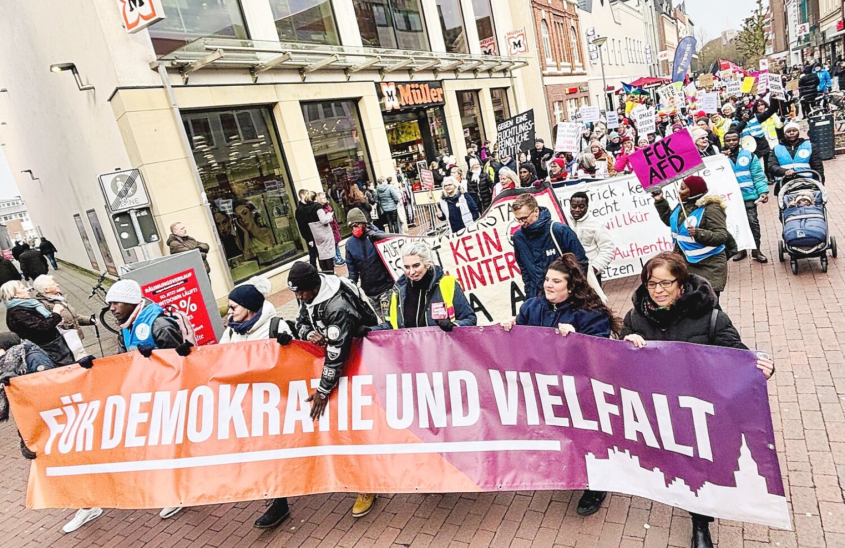 Mehr als 1500 Menschen bei Demonstration in Leer - Bild 1