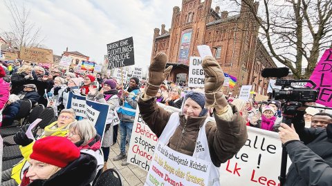 Mehr als 1500 Menschen bei Demonstration in Leer - Bild 49