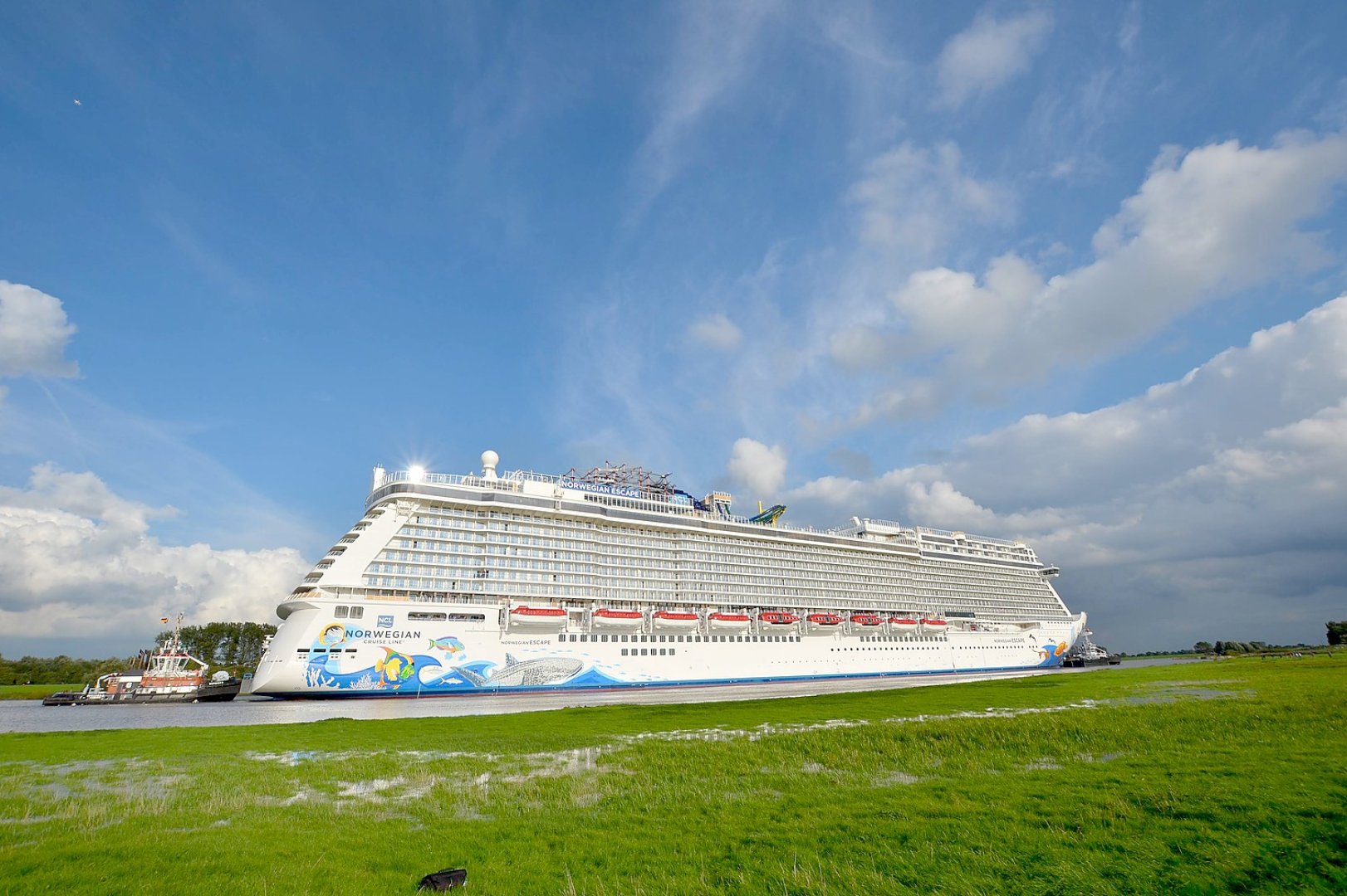 "Norwegian Escape" fuhr über die Ems - Bild 1