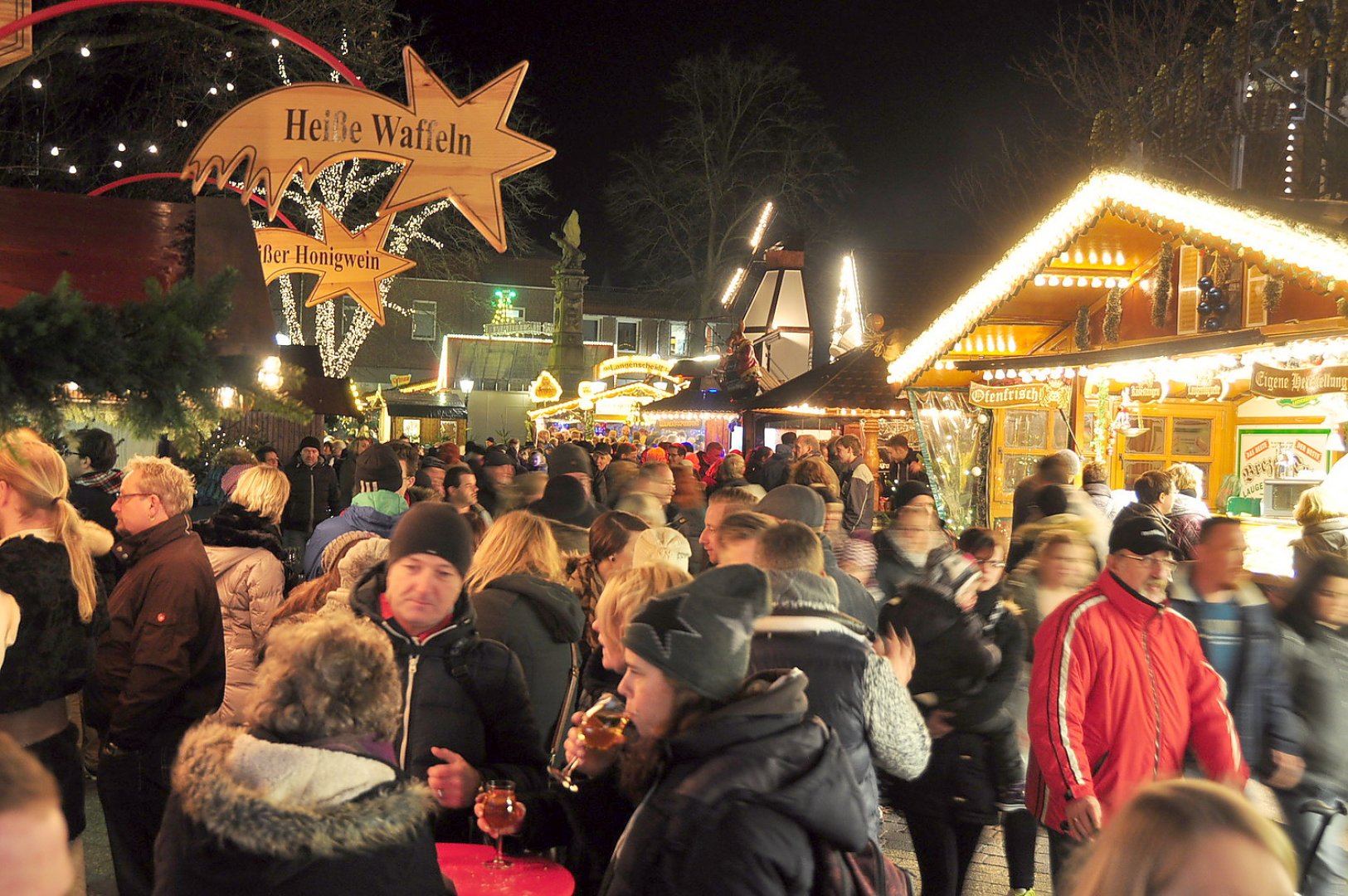 Weihnachtsmarkt in Leer eröffnet - Bild 1