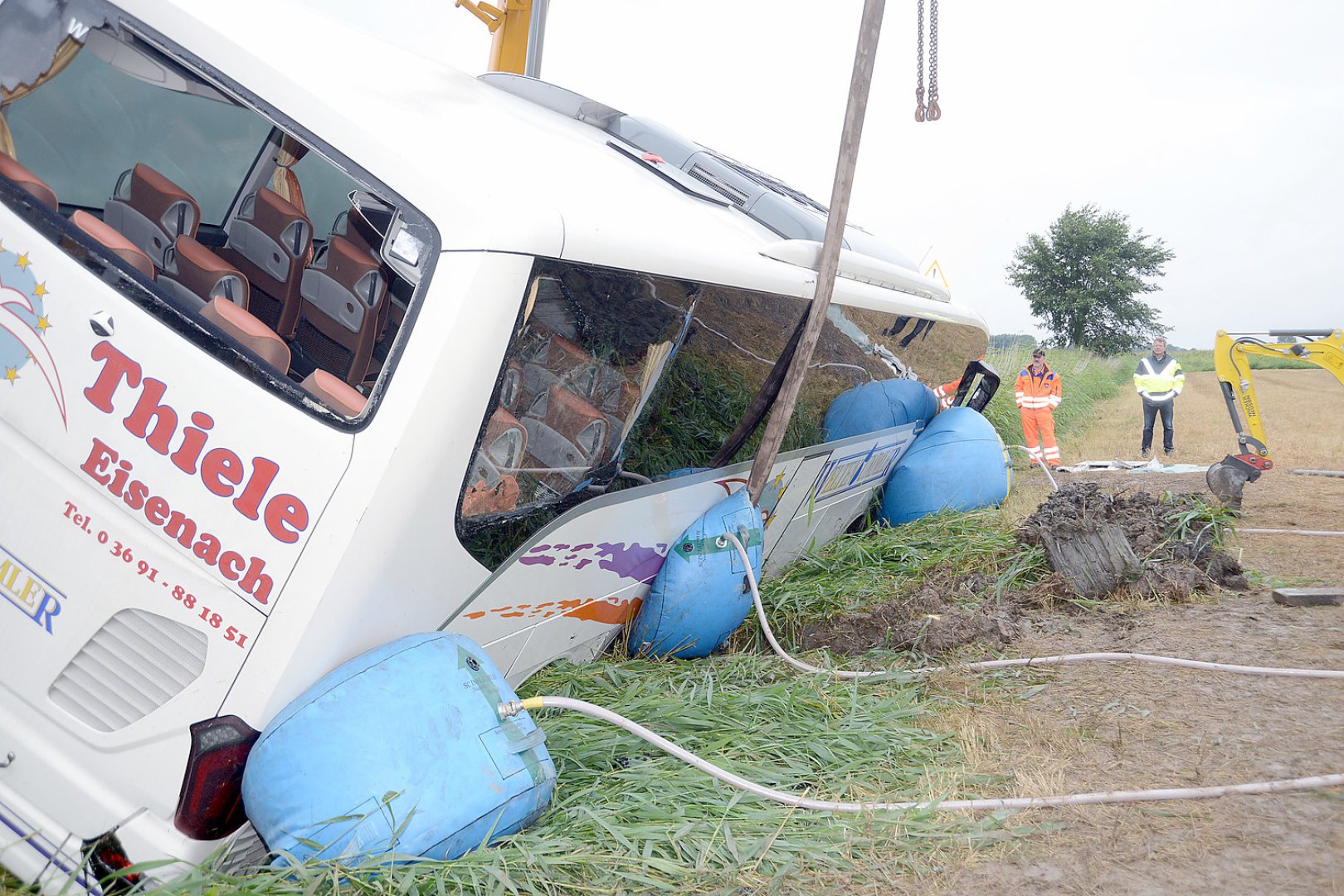 Bus nach Unglück aus Graben geborgen - Bild 1