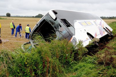 Bus nach Unglück aus Graben geborgen - Bild 2