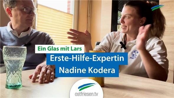 Erste-Hilfe-Expertin Nadine Kodera bei "Ein Glas mit Lars"