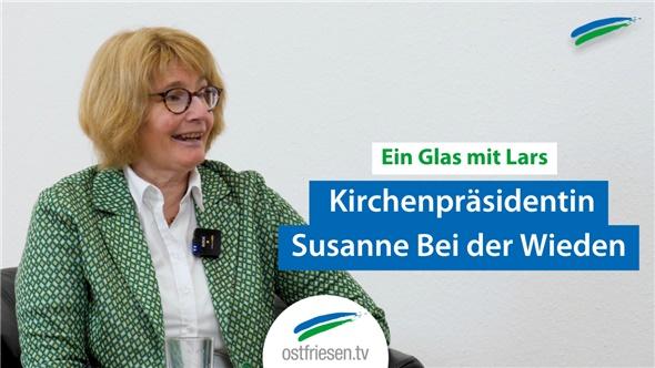 Kirchenpräsidentin Susanne Bei der Wieden | Ein Glas mit Lars