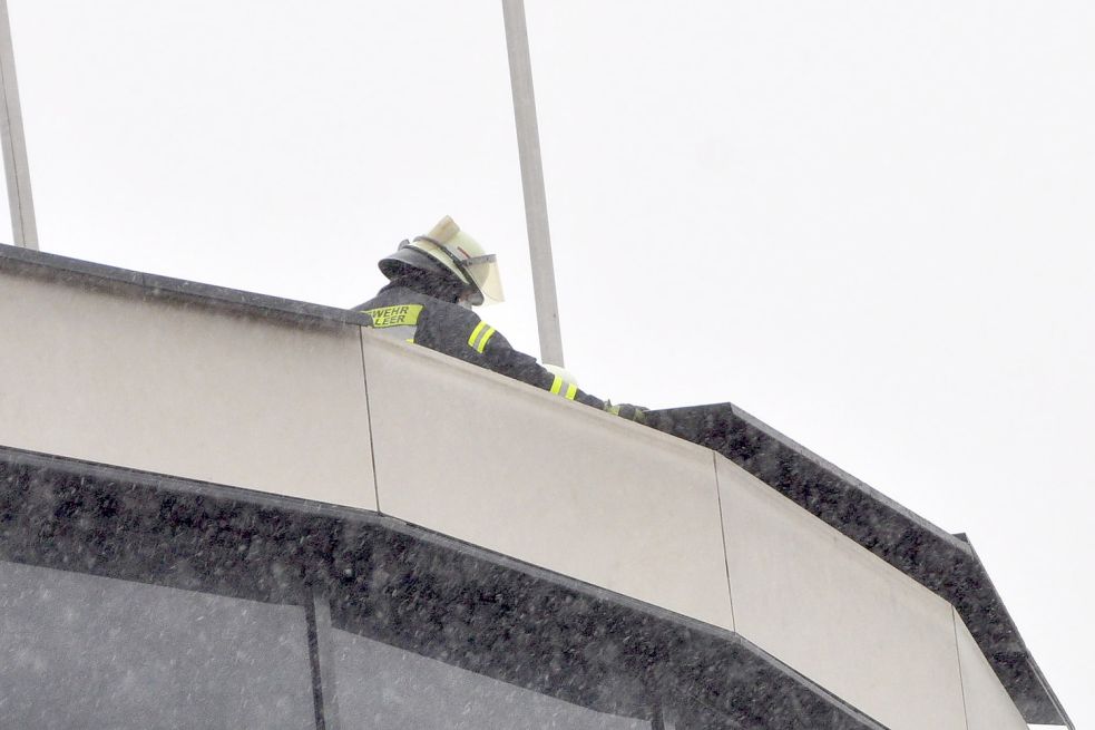 Der Wind hatte in der Leeraner Innenstadt Teile eines Dachs gelockert. Bild: Wolters