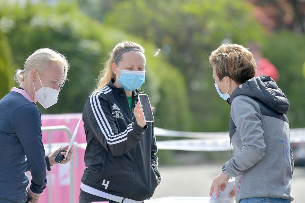 Teilnehmer, die weder geimpft noch genesen waren, mussten vor dem Start ihr negatives Corona-Testergebnis vorweisen. Foto: Ortgies