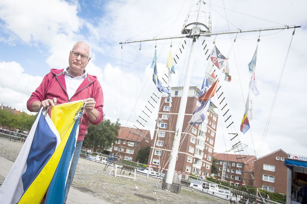 Er ist der „Herr der Flaggen“: Horst Langhanke kümmert sich seit 29 Jahren um den Signalmast am Emder Hafentor. Foto: J. Doden