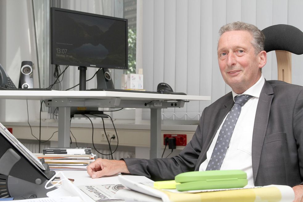 Horst Jahnke, Kämmerer der Stadt Emden, in seinem Büro am Frickensteinplatz. Foto: Päschel