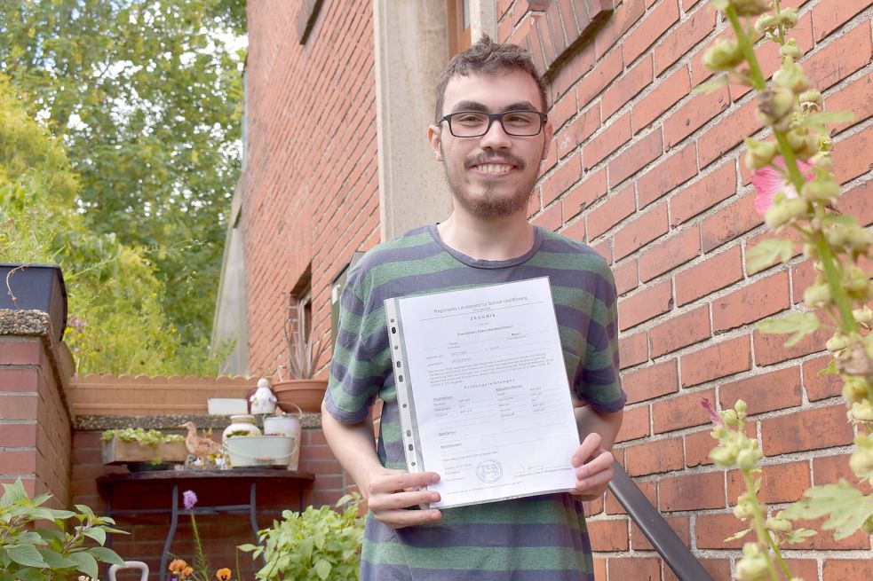 Tarek Meyer ist stolz: Er hat seinen erweiterten Realschulabschluss in der Tasche. Foto: Hanssen