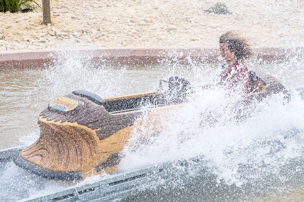 Erste Besucher konnten schon vor der offiziellen Freigabe an diesem Wochenende die neue Wildwasserbahn im Jaderpark testen. Foto: Schuldt/DPA