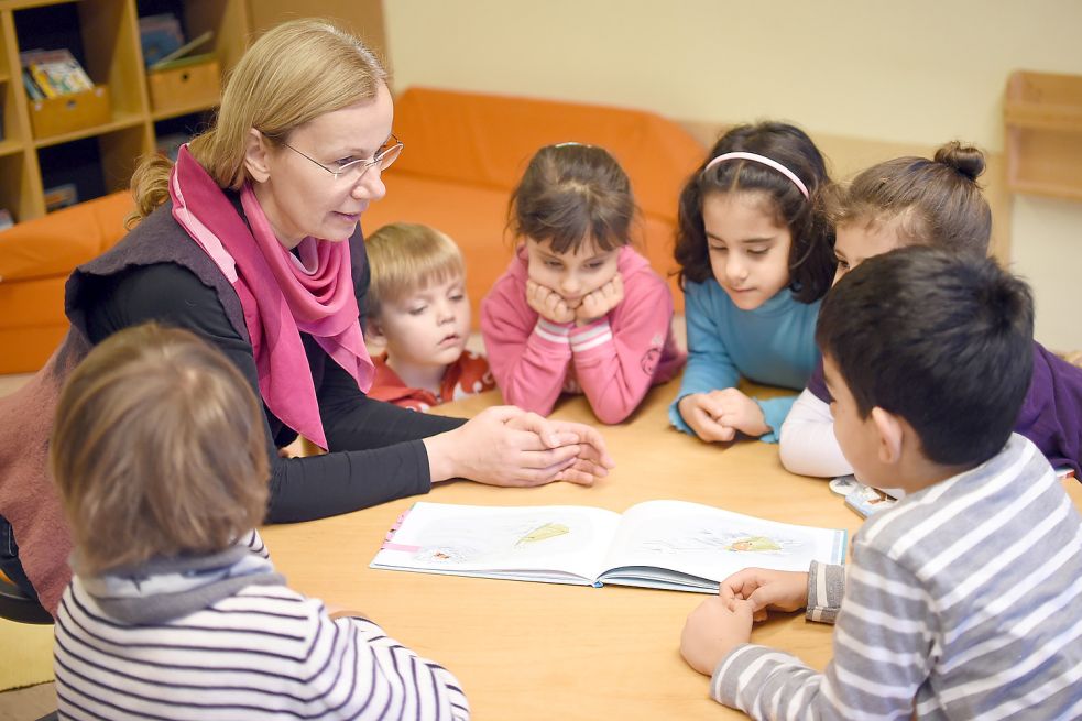 Eine Frau betreut mehrere Kinder in einer Einrichtung. In der Pandemie standen viele Sozialarbeiterinnen vor einer doppelten Belastung. Symbolfoto: Britta Pedersen/dpa