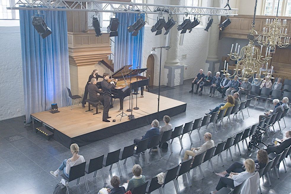 Bei den Konzerten – hier das von Francisco Fullana und Matthias Kirschnereit in der Neuen Kirche in Emden – saßen die Zuhörer auf Abstand und die Musiker traten zweimal auf. Foto: Krämer