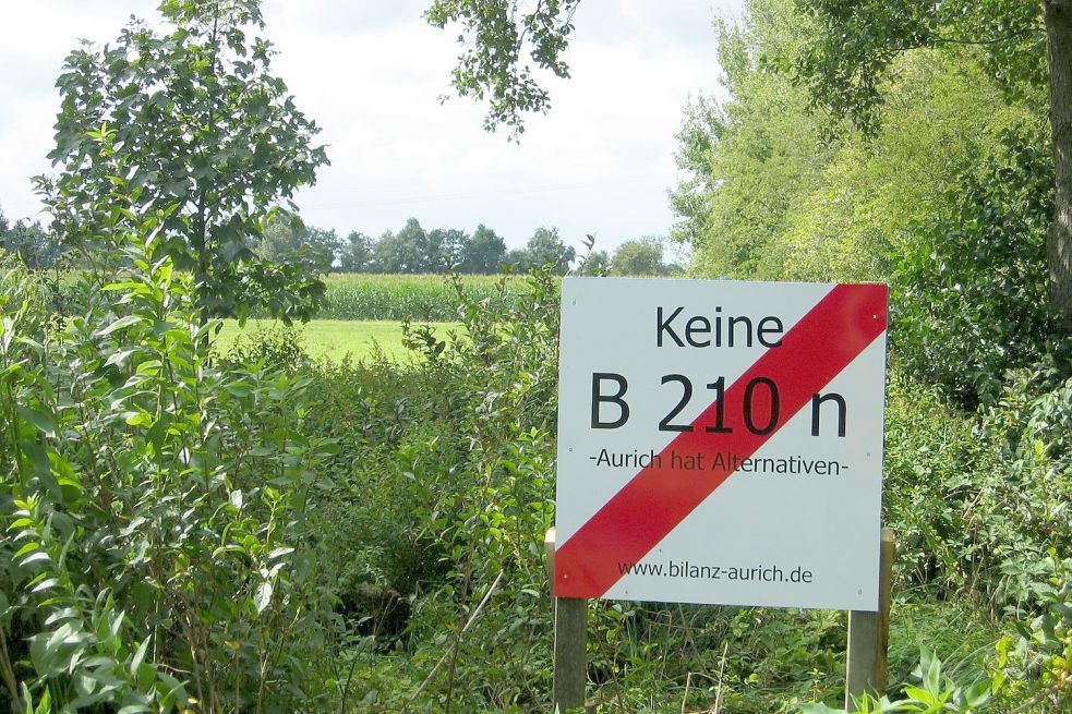 Proteste gegen die B210n wie dieses Plakat vor einigen Jahren in Aurich sind selten geworden. Die Debatte über das Vorhaben könnten durch die Diskussion über die gestiegenen Baukosten befeuert werden. Foto: Archiv