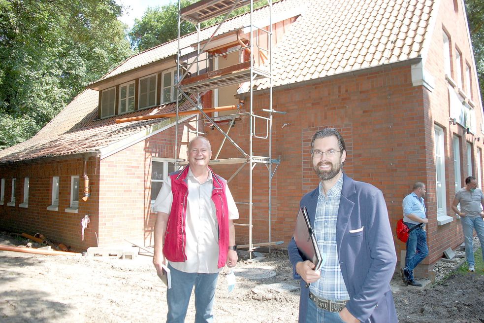 Awo-Geschäftsführer Holger Janssen (links) und Architekt Marco Haltenhof stellten den Umbau des Falkenhorstes vor. Fotos: H. Müller