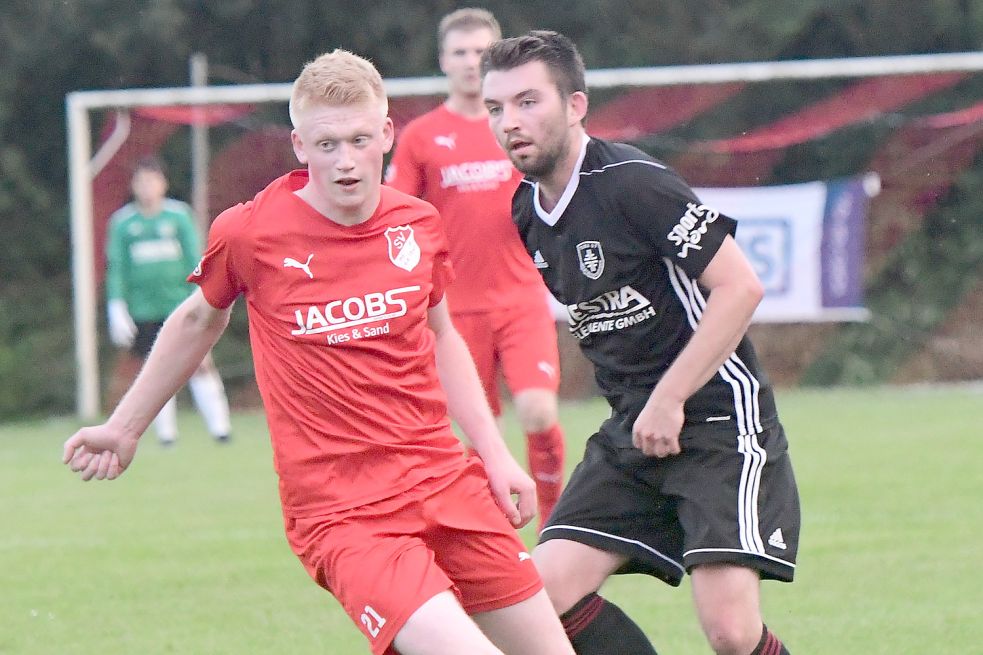 Holtlands Hauke Wilken (rotes Trikot) ist hier gegen Westrhauderfehns Felix Douwes zu sehen. Foto: Damm