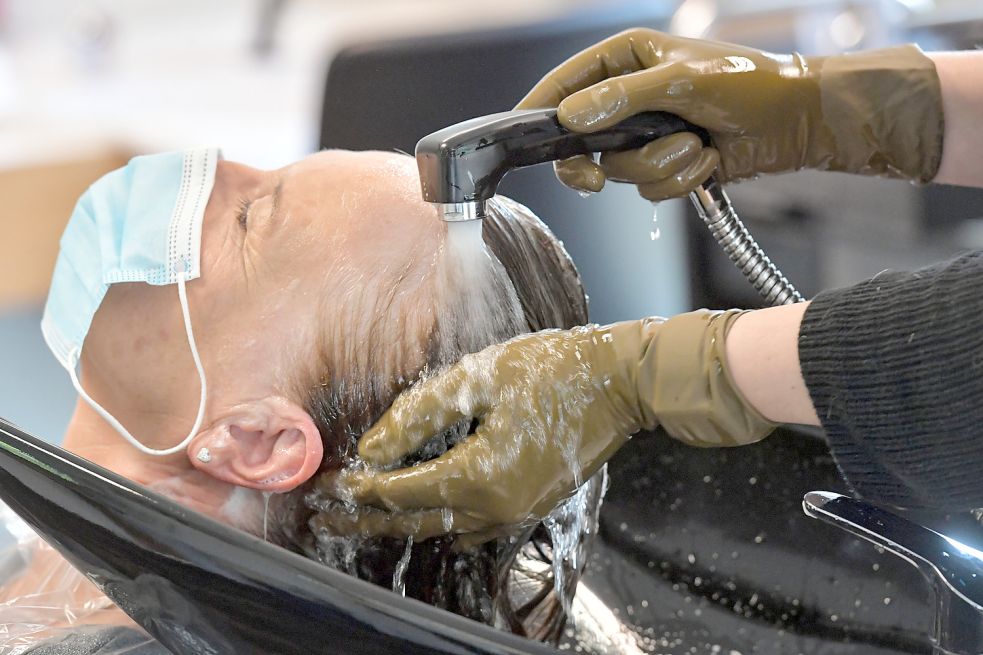 Das Haarewaschen gehört in der Pandemie zum Friseurbesuch dazu. Foto: Ortgies