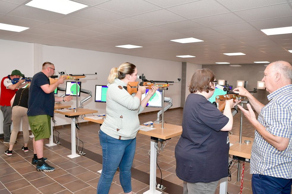 Mitglieder und Nicht-Mitglieder nutzen am Sonntag die Gelegenheit, um beim Hinteraner Schützenverein die neue Schießanlage auszuprobieren. Fotos: Wagenaar