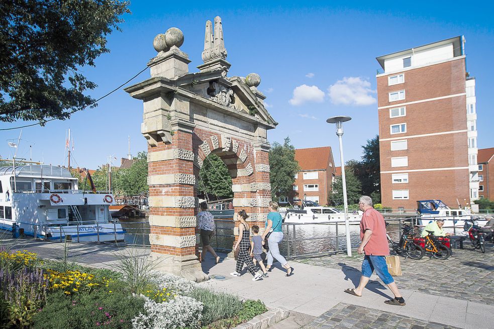 Das Hafentor markiert den Ein- und Ausgang der Promenade am Emder Ratsdelft. Foto: J. Doden