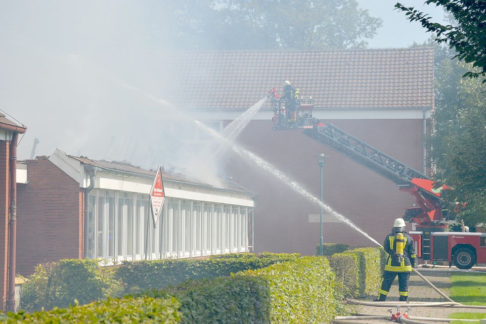 Insgesamt 100 Feuerwehrleute aus der Gemeinde Rhauderfehn waren am Montagmittag zum Löschen nach Collinghorst ausgerückt. Foto: Weers