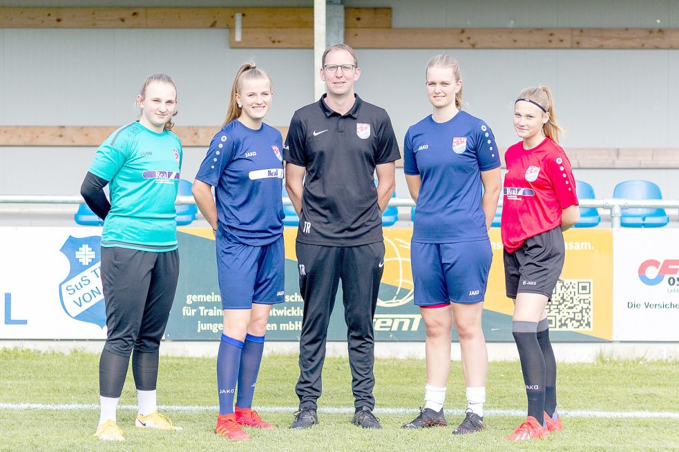 Mit diesen Neuzugängen möchte die SG TiMoNo in der neuen Saison angreifen (von links): Anna-Maria Tews, Fenja Popp, Co-Trainer Manuel Brunken, Nora Warncke, Larissa Jetses. Foto: Privat