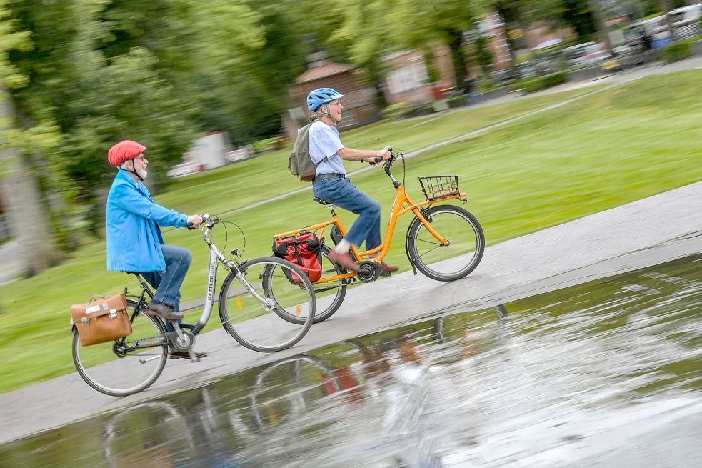 Die Auricher Fahrrad-Aktivisten Günter Dieken (links) und Klaus Reisgies werben für die Kampagne „Stadtradeln“. Fotos: Ortgies