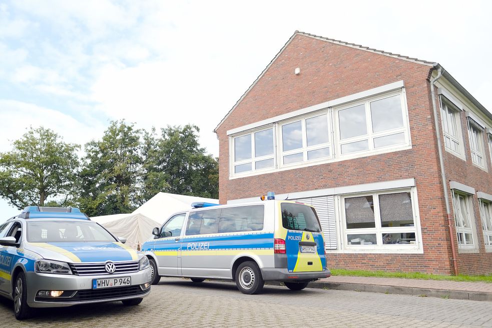 Während der Durchsuchung standen Polizeiautos vor dem Impfzentrum. Foto: Hibbeler/DPA