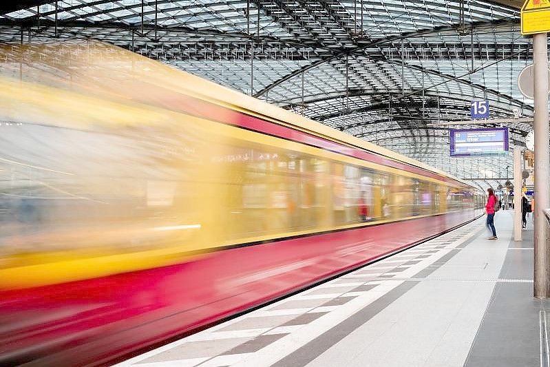 Eine S-Bahn fährt am Morgen am Berliner Hauptbahnhof ein. Foto: Christoph Soeder/dpa