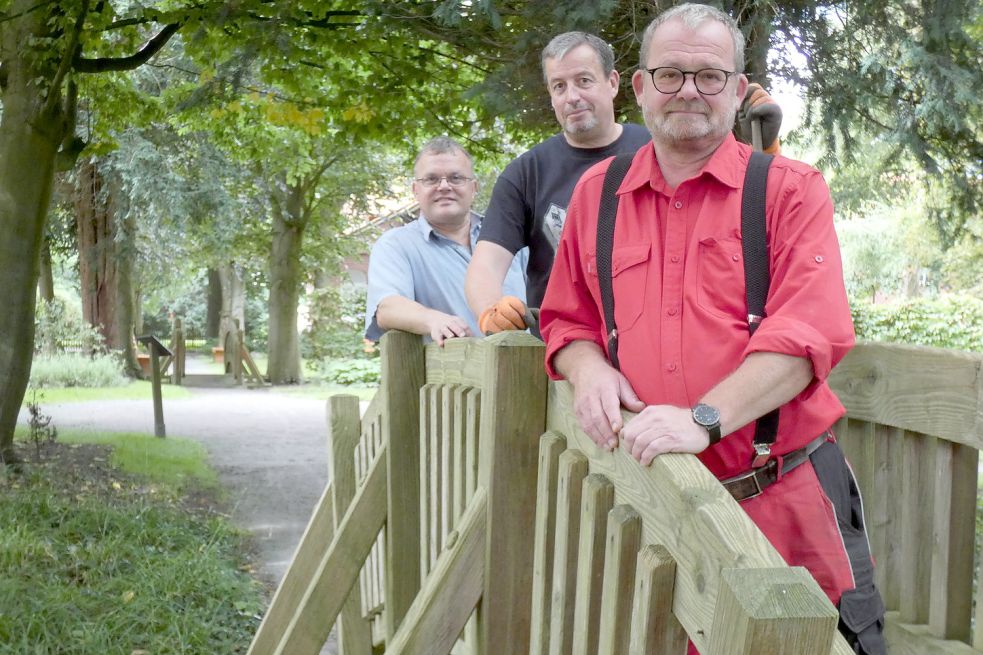 Bernd-Thomas Martens (von vorne), Manfred Karsjens und Stefan Wild haben im Cassens-Park noch viel vor. Foto: Rümmele