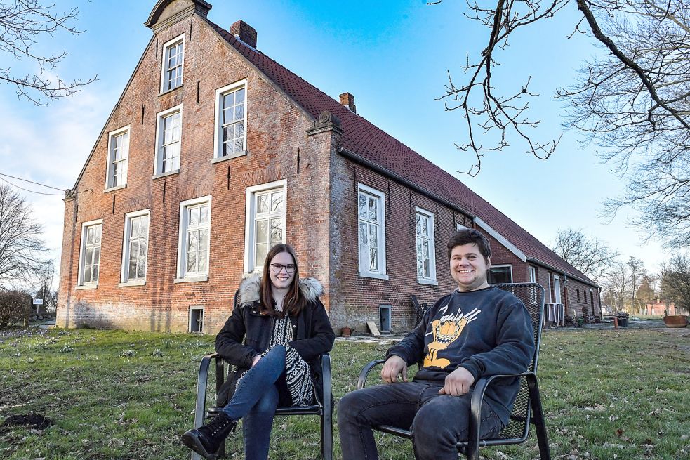 Vanessa und Moritz vor ihrem Kapitänshaus. Foto: Ortgies