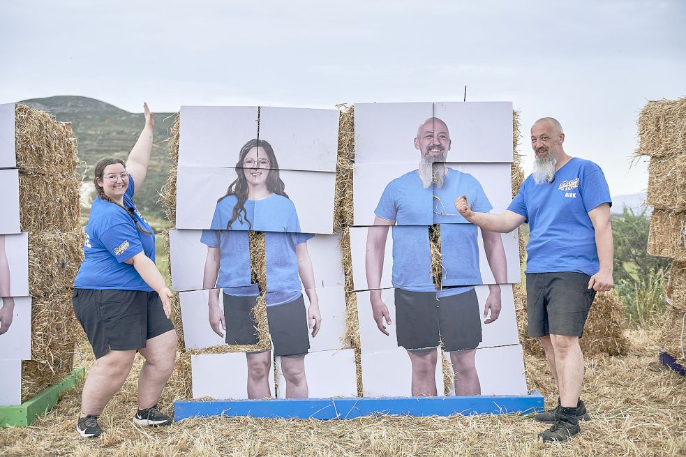 Vorher/nachher: In der ersten Folge von „The Biggest Loser – Family Power Couples“ werden Dirk und Wobke aus Rhauderfehn mit einem Bild ihres alten und ihres neuen Ichs konfrontiert. Foto: SAT.1/Ben Pakalski