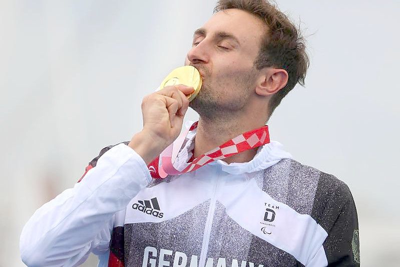 Gold als Belohnung: Triathlet Martin Schulz ist Paralympicssieger. Foto: Karl-Josef Hildenbrand/dpa