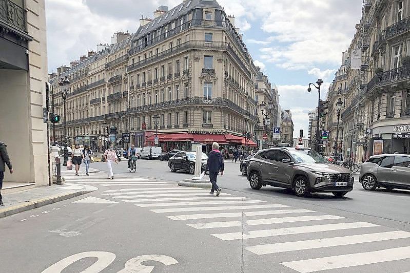 Auf einer Straße im Zentrum von Paris gilt Tempo 30. Ab sofort gilt diese Geschwindigkeitsbegrenzung in der französischen Hauptstadt fast überall. Foto: Michael Evers/dpa