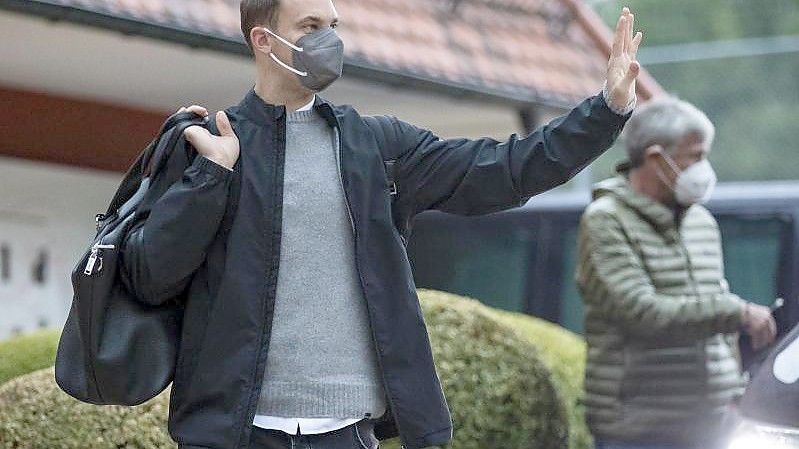 Manuel Neuer bei der Ankunft im Teamhotel des DFB-Teams in Stuttgart. Foto: Tom Weller/dpa