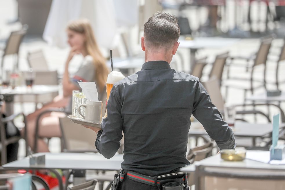 Ein Kellner serviert Getränke. Die vergangenen Monate waren für die Gastronomiebranche überaus schwierig. Foto: Schmidt/dpa