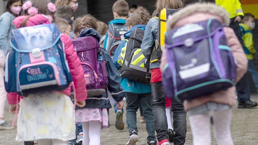 Für viele Kinder in Ostfriesland rückt der große Tag der Einschulung näher. Für die Feierlichkeiten am Wochenende gibt es aber einiges zu bedenken. Symbolfoto: Bernd Thissen/dpa