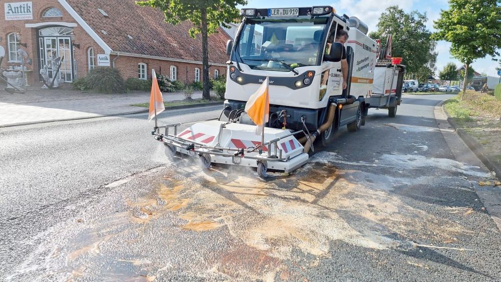 Eine Fachfirma reinigte die Straße. Foto: Stromann