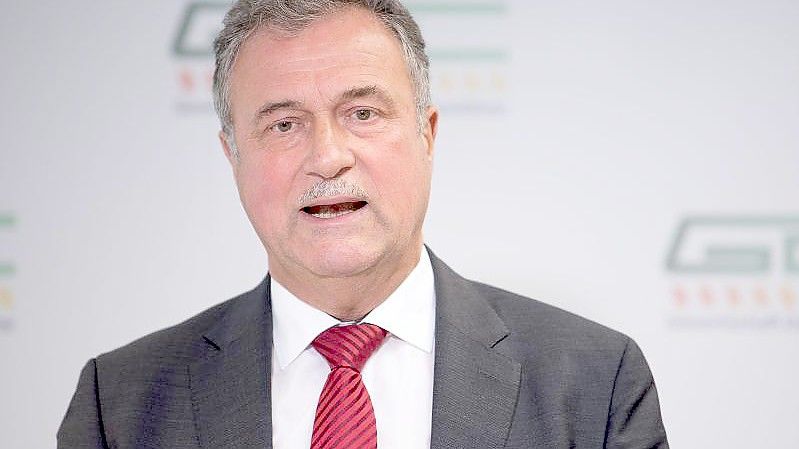 Claus Weselsky, Vorsitzender der Gewerkschaft Deutscher Lokomotivführer (GDL), spricht während einer Pressekonferenz. Foto: Sebastian Gollnow/dpa