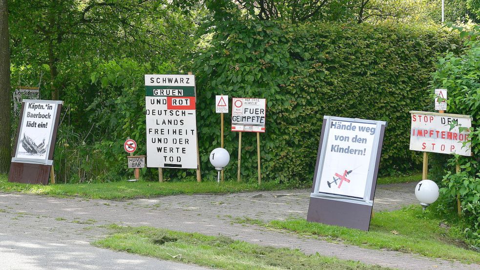 Die Schilder am Straßenrand in Loquard sprechen unter anderem von „Impfterror“ – und Geimpfte dürfen das Grundstück nicht mehr betreten. Foto: Wagenaar