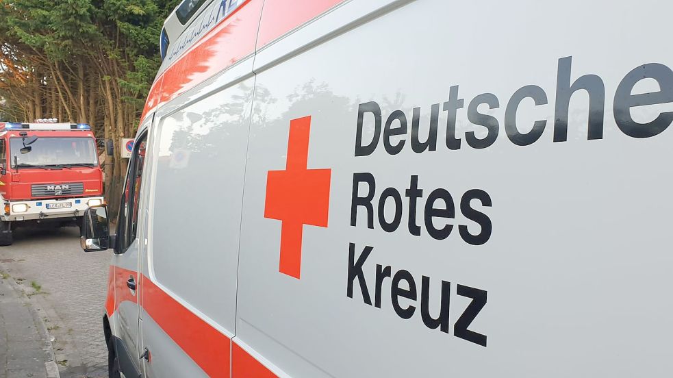 Zu dem Einsatz in Leer wurde auch ein Rettungswagen gerufen. Foto: Feuerwehr