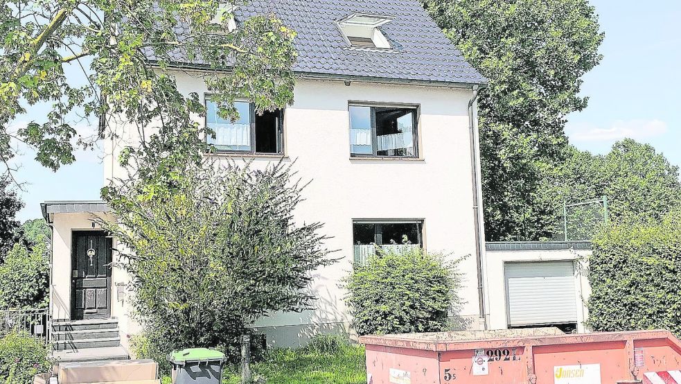 Ein Container steht schon vor dem Haus von Michael Phieler bereit. Hierin müssen Wände und Fußboden aus dem Keller entsorgt werden. Ausgelaufenes Heizöl hat hier alles verdreckt.