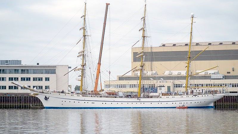 Die Gorch Fock verlässt die Lürssen-Werft. Das Schulschiff der Bundesmarine soll eine zweitägige Testfahrt auf der Weser und der Nordsee absolvieren. Foto: Markus Hibbeler/dpa