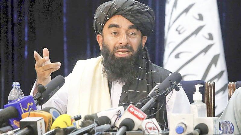 Sabiullah Mudschahid, Sprecher der Taliban, auf seiner ersten Pressekonferenz in Kabul. Foto: -/Kyodo/dpa