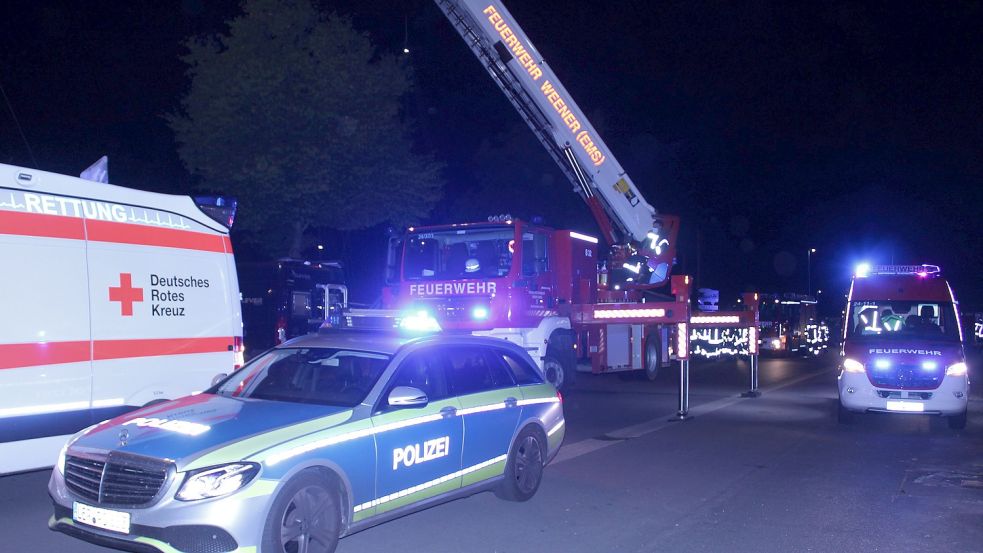 Die Feuerwehren Weener und Weenermoor waren mit sämtlichen Fahrzeugen vor Ort. Mit den Strahlern der Hubrettungsbühne wurde der Einsatzort ausgeleuchtet. Foto: Feuerwehr Weener/Rand